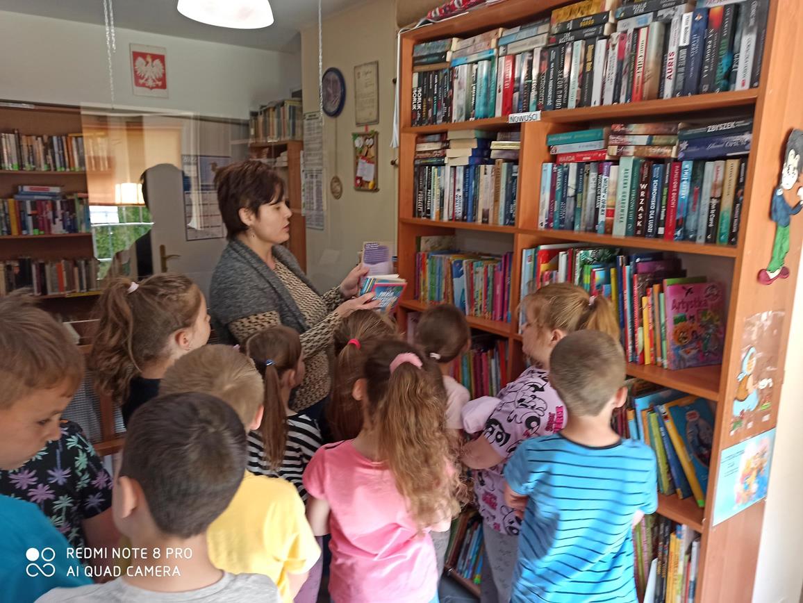 Pasowanie na Czytelnika uczniów klasy Ia w Gminnej Bibliotece Publicznej w Sękowej